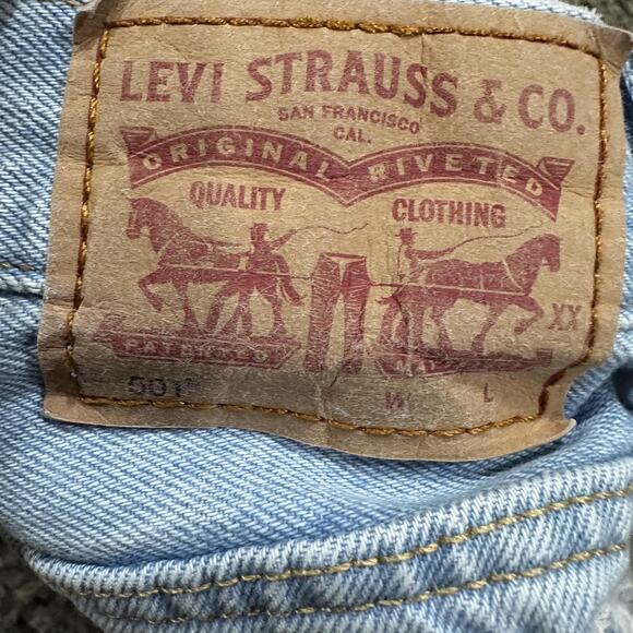 Levis 501 Shorts Womens 31 Light Wash Button Fly Cutoff Distressed High Rise - Picture 6 of 9